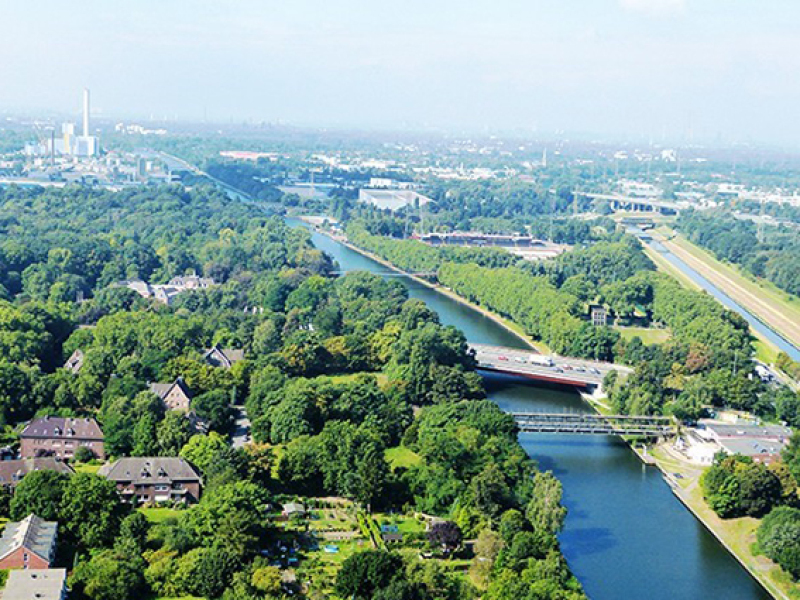 Blick vom Gasometer Oberhausen auf die Ruhr und Grünflächen zur linken und rechten Uferseite